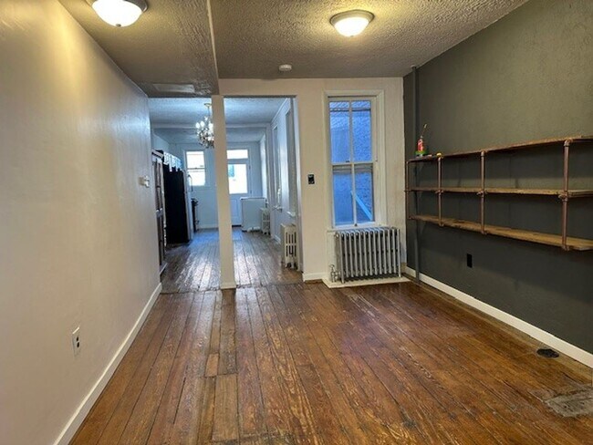 Building Photo - Welcome to this Quaint 3 Bedroom, 1 Bathro...