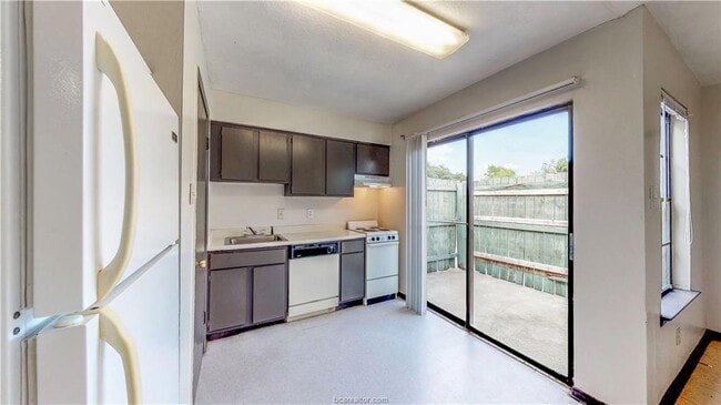 Building Photo - 725 Peppertree Dr