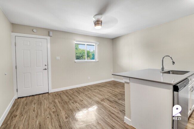 Building Photo - 902 Romeria Dr