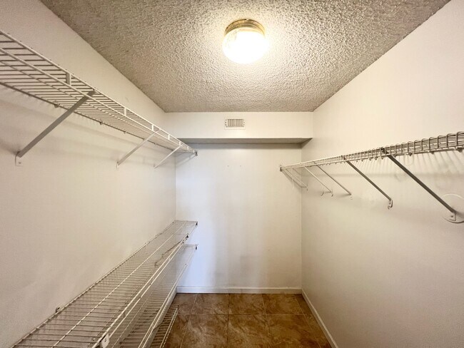 Foto del edificio - 8977 Wiles Rd