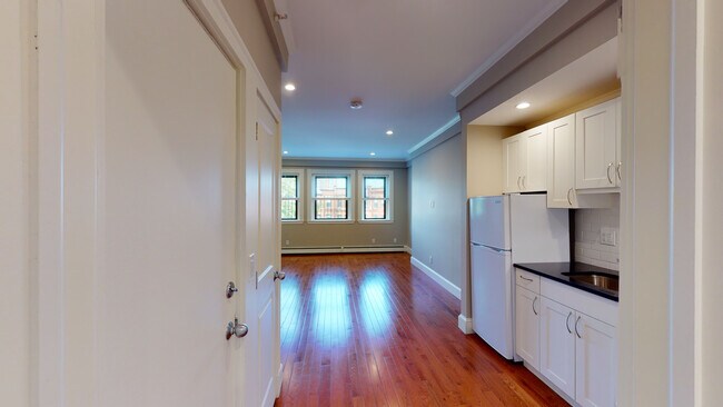 Building Photo - 873 Beacon St