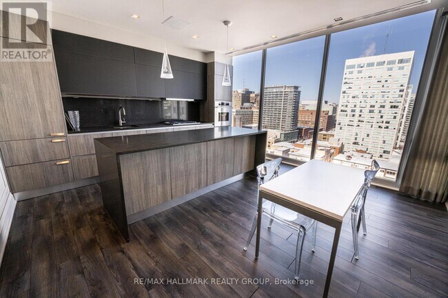 Building Photo - 300-1300 Lisgar St