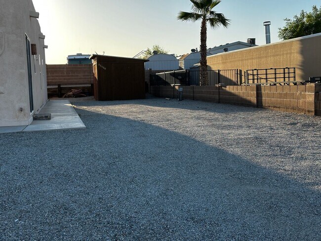Building Photo - Fully furnished Rental Available Now