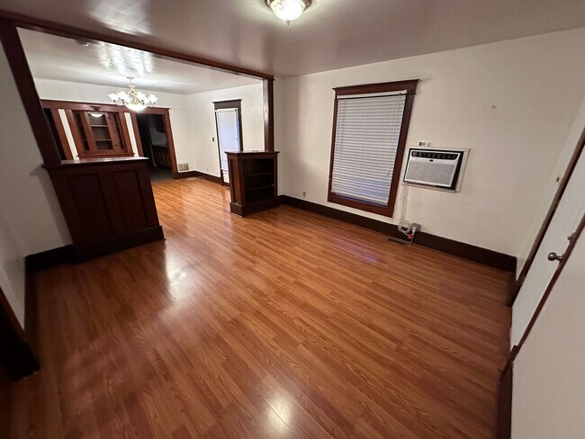 Building Photo - $950 - 3 bed 1 bath - Single Family Home