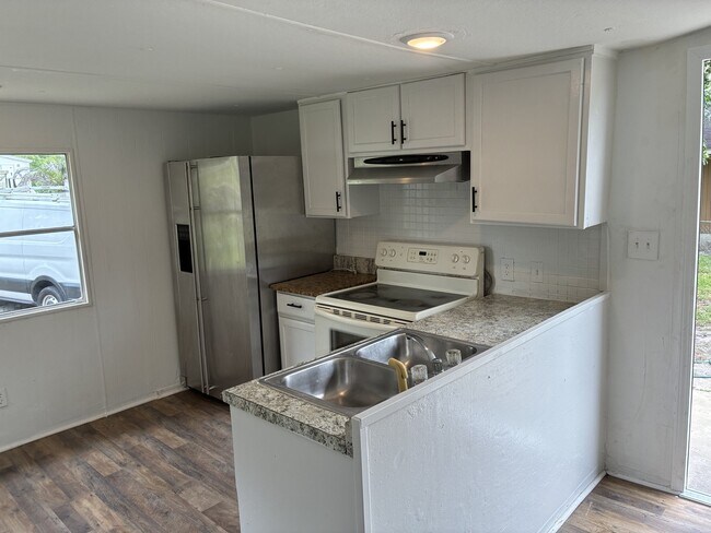 Building Photo - 1666 Highland Ct