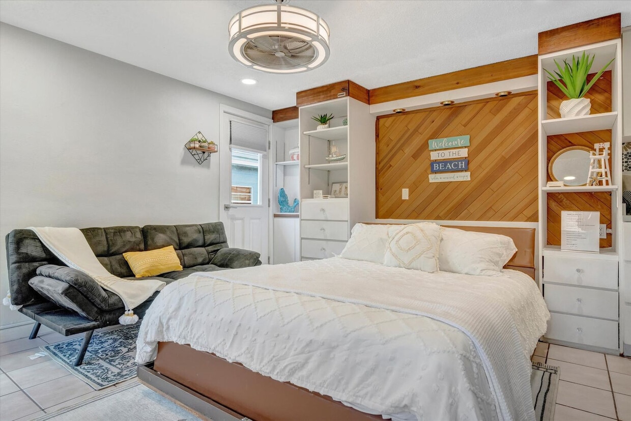 Foto principal - 483 E Shore Dr