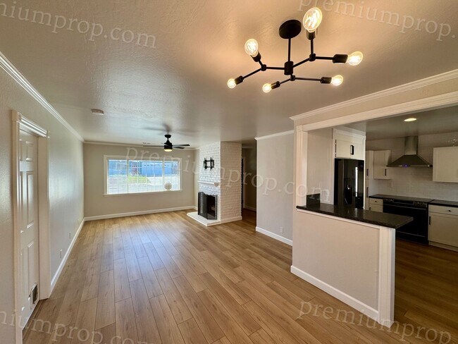 Building Photo - Gorgeous Main House with PGE and Water inc...