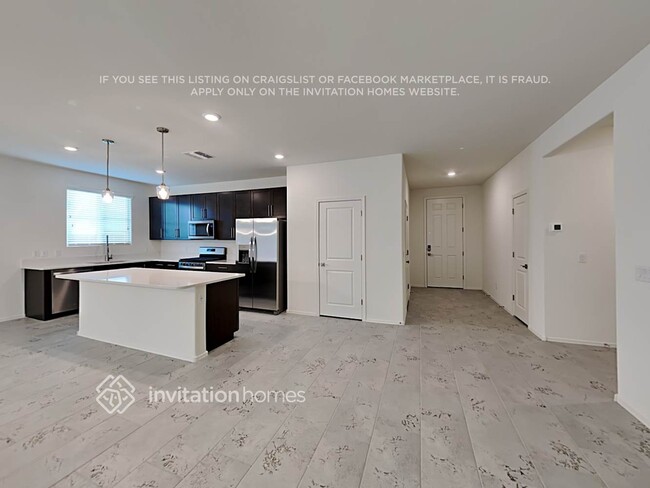 Building Photo - 11445 W La Reata Ave