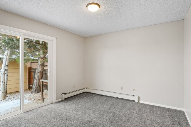 Building Photo - Refurbished Townhouse