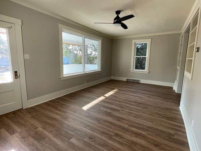 Living Room - 215 Oak St