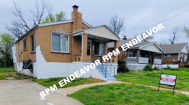 Building Photo - Comfy and Spacious 4 bedroom  Available now!