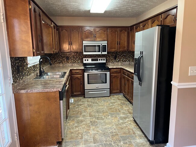 Building Photo - 11 Lone Oak Dr