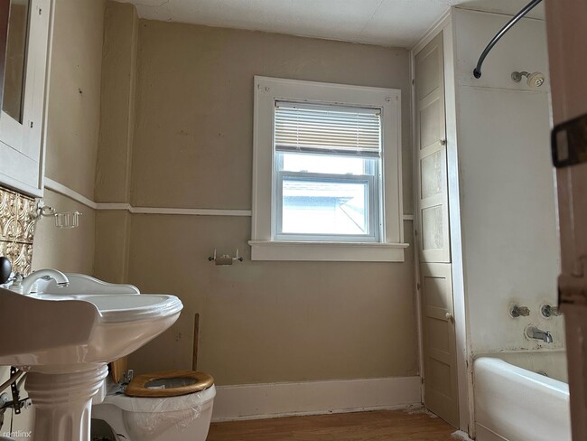 Foto del edificio - 3 br, 1 bath House - 50 Park Ave