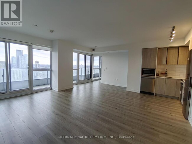 Photo du bâtiment - 395-4395 Bloor St E