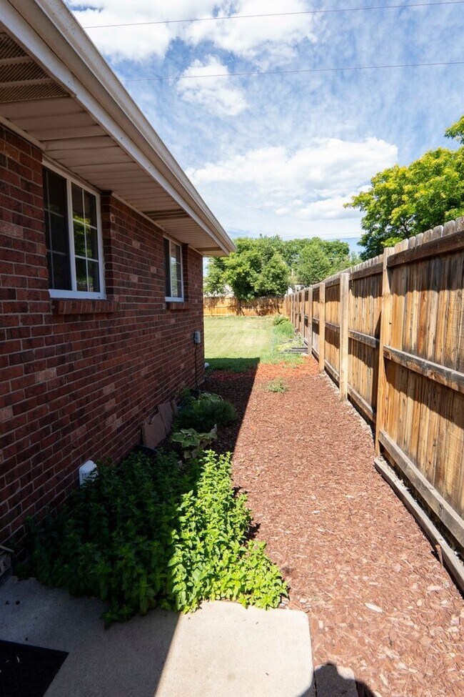 Foto del edificio - Spacious 3BR Duplex in Lakewood