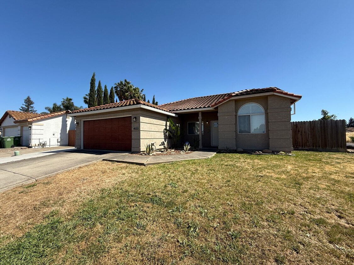 Foto principal - Charming 3 bedroom, 2 bathroom home locate...