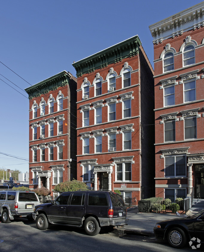 Primary Photo - 140 Duncan Ave