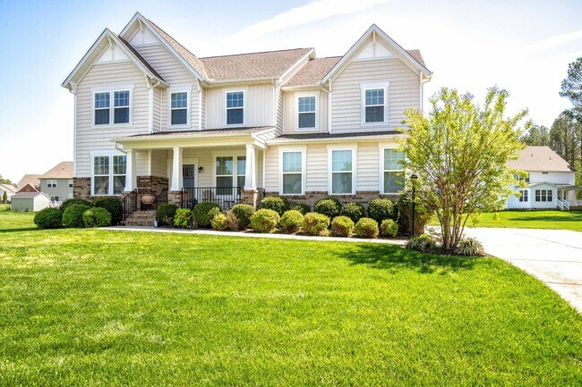 Foto del edificio - Luxury 5 Bedrooms 3 Full Baths 2 Car Garage