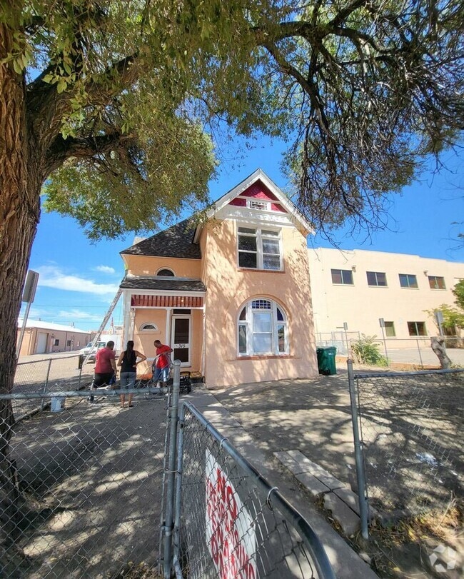 Building Photo - 315 W 7th St