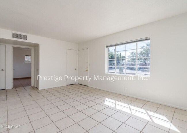 Foto del edificio - Charming, Updated  Brick Home in Central Tucson with Huge Yard!