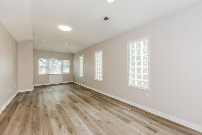 Building Photo - 6003 Cool Springs Dr