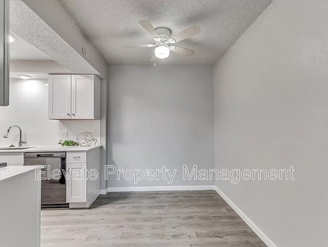 Building Photo - 11120 N Stratford Drive