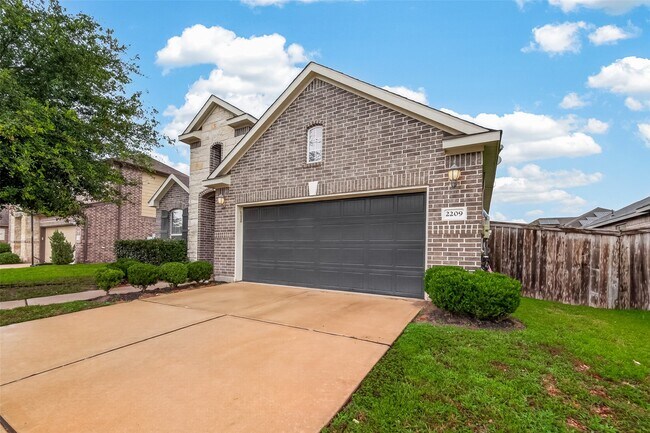 Foto del edificio - 2209 Hidden Meadow Ln