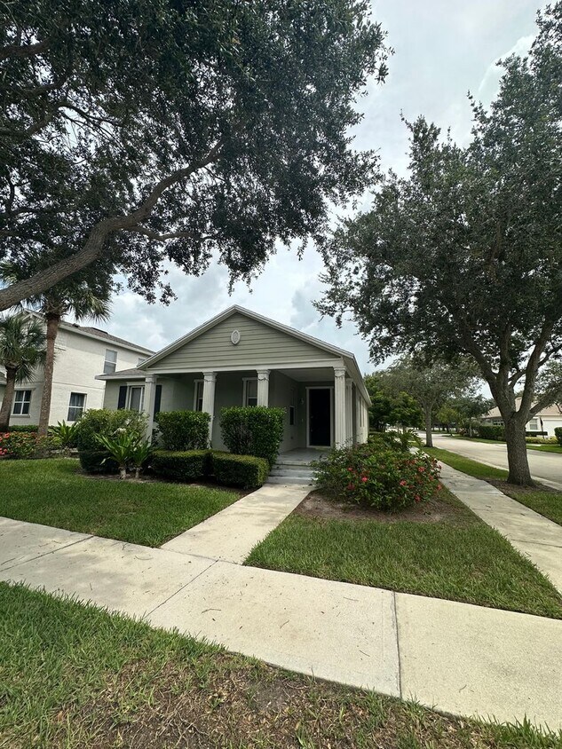 Primary Photo - Three Bedroom Plus Den and 2 Bath House in...