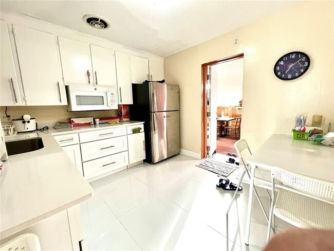 Foto del edificio - 5009 Deauville Dr