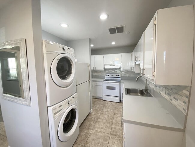 Building Photo - 1100 Boxwood Dr