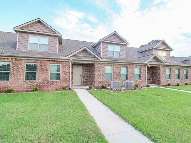 Foto del edificio - 4 BR - 3 Baths -  Cable, Internet & Lawn-care and Pest Control Included!