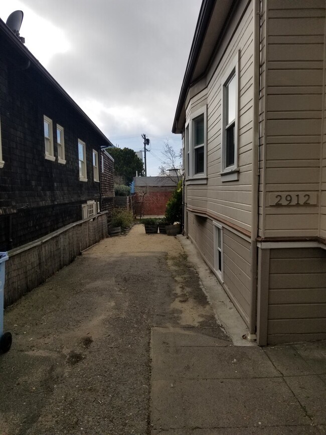 Building Photo - 2912 Lorina St, Berkeley, CA
