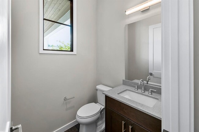 Foto del edificio - 6802 Adeline Wy