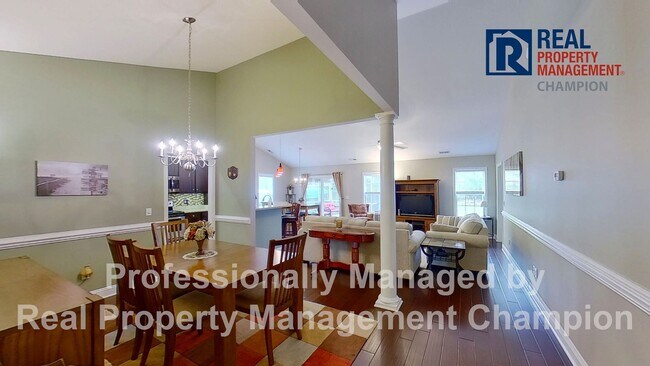 Foto del edificio - Beautiful home boasts open floorplan, screened porch, and spacious fenced yard