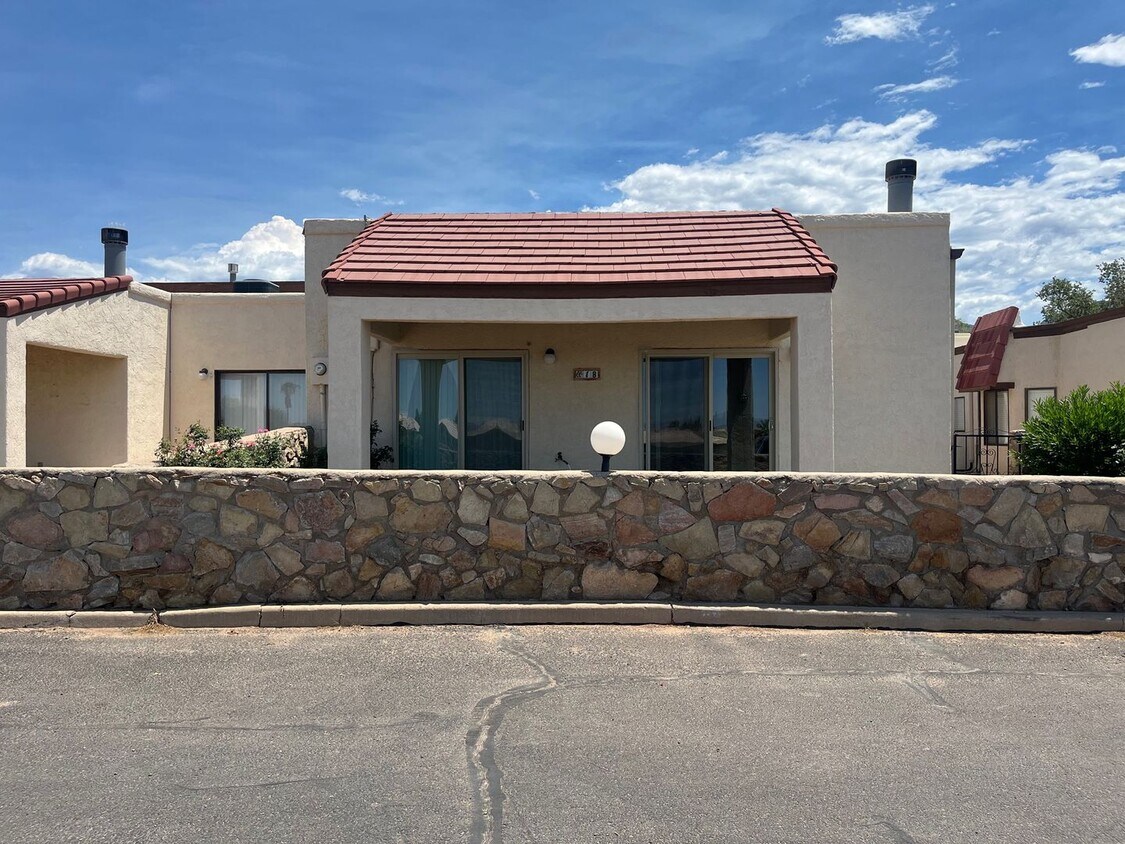 Foto principal - Newly Updated Two Bedroom Two Bath Townhouse