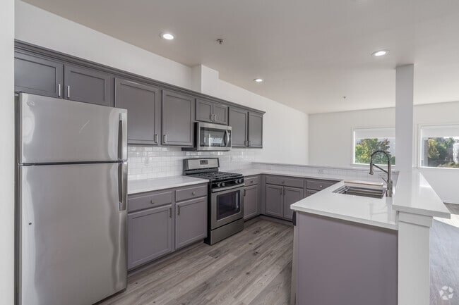2BR, 2BA - 1,100SF - Kitchen - Hawthorne Apartments