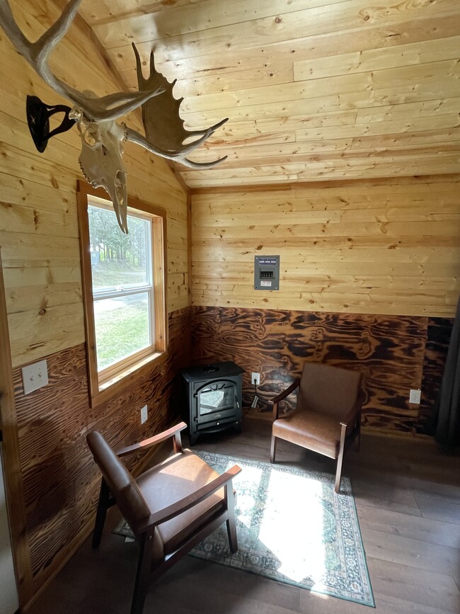 Building Photo - 3936 Svedlund St