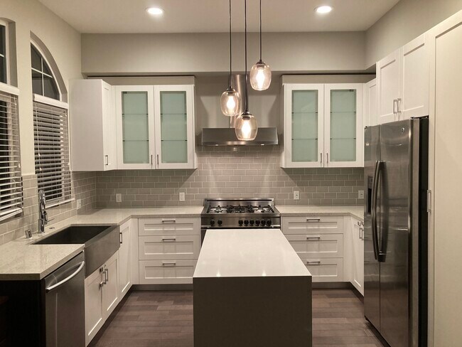 Kitchen - 5935 Luna Park