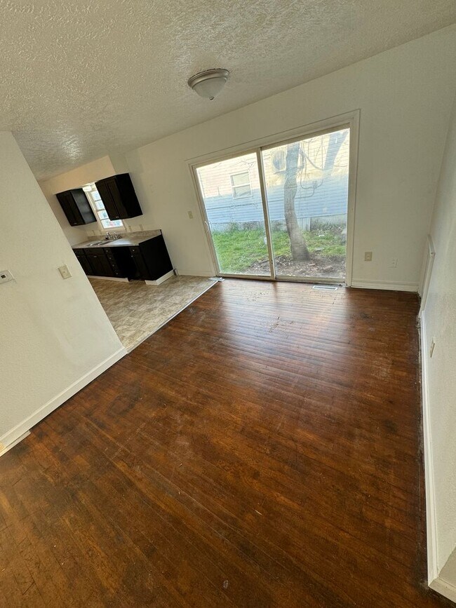 Building Photo - 3 bedroom 1 bath duplex available now!