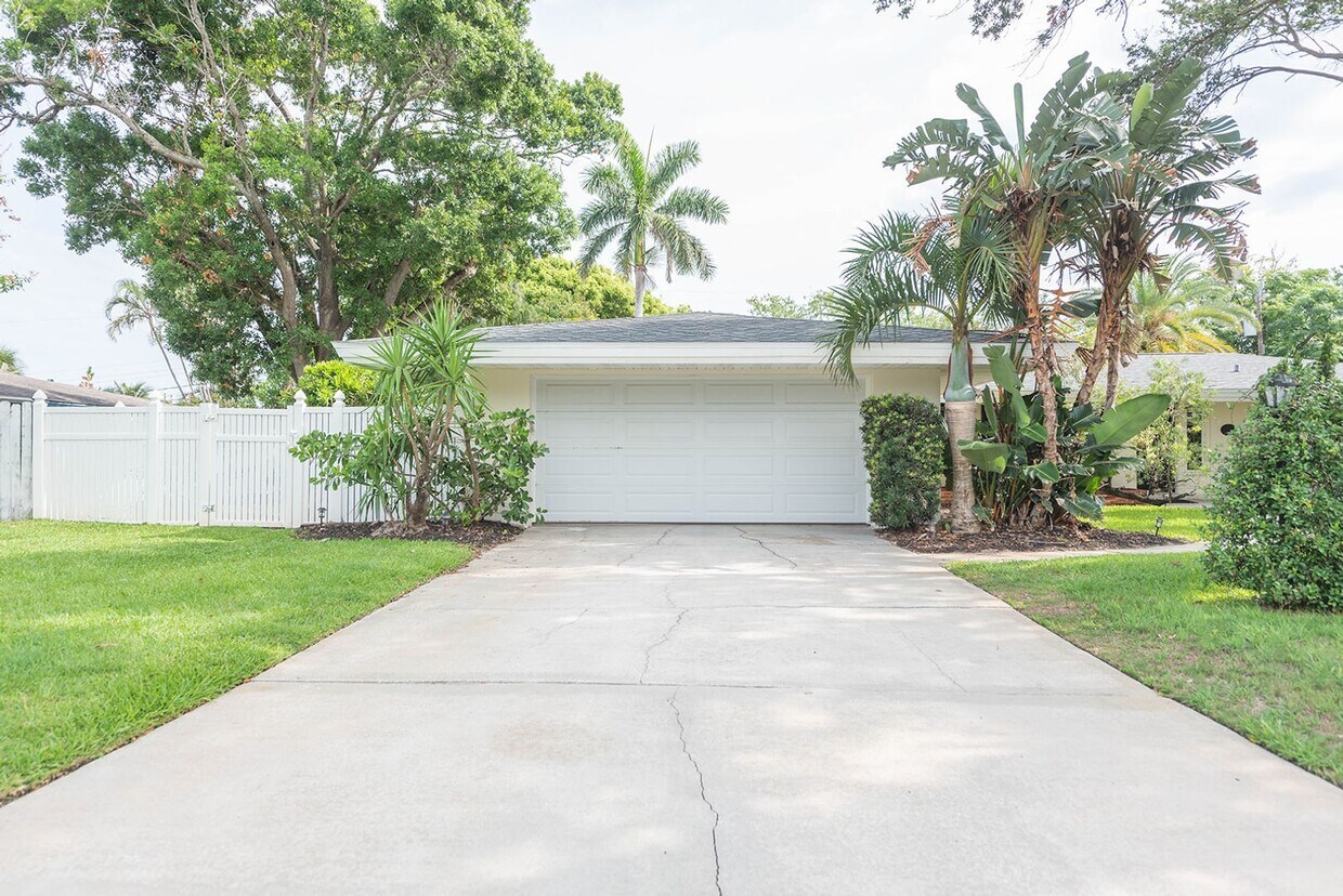 Primary Photo - 508 Poinsettia Rd