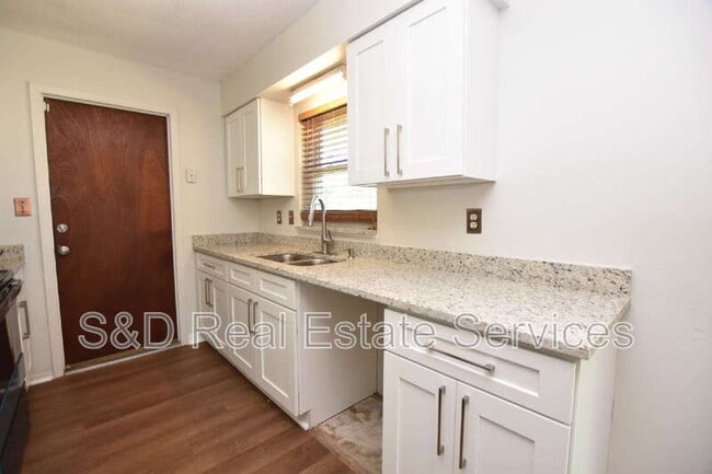 Building Photo - 1015 E Tee Cir