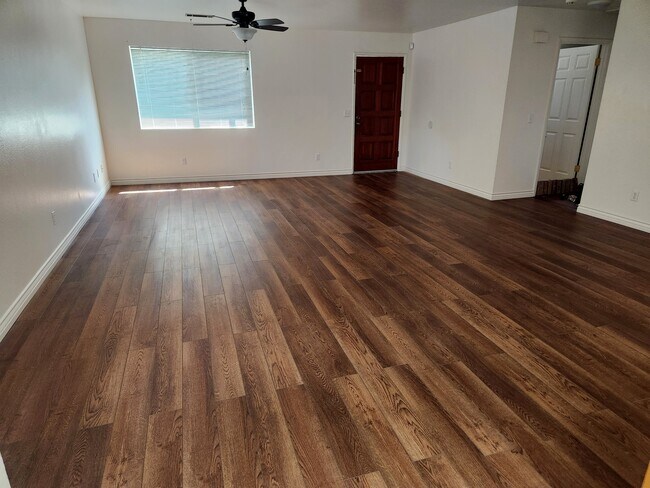 Building Photo - 402 24th St