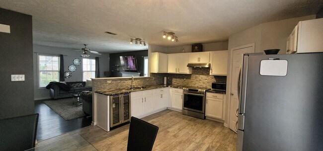 Building Photo - New Listing! Amazing 3 Bedroom, 2.5 Bath H...