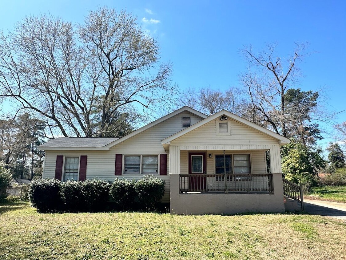 Primary Photo - 3 bed/1.5 bath ranch with covered front po...