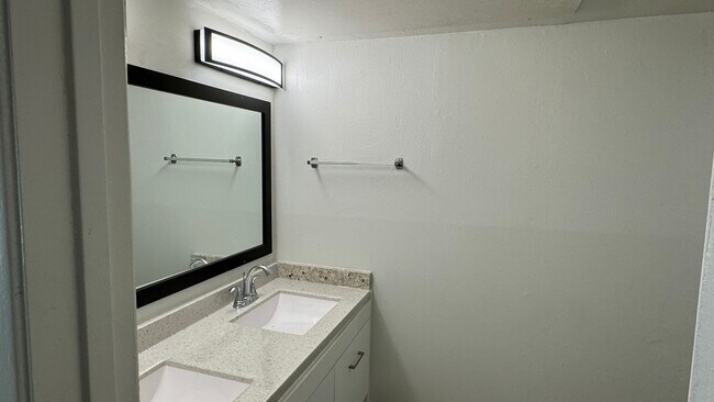 Foto del edificio - 8063 Meadow Rd