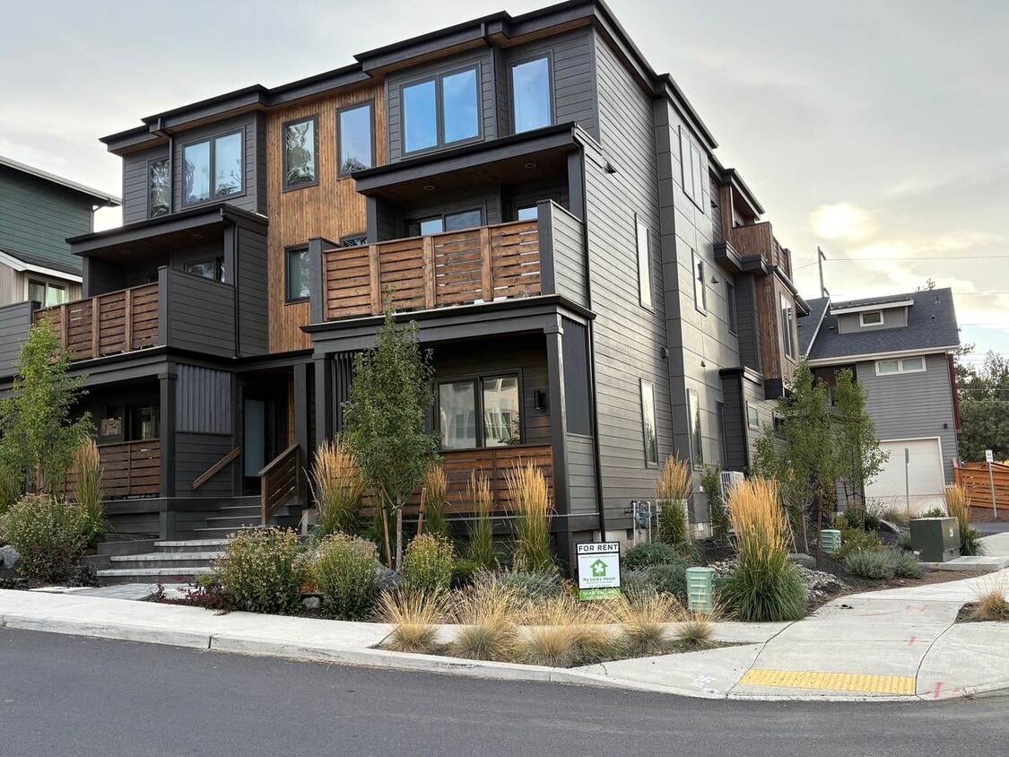 Primary Photo - One bedroom apartment on Bend's SW side. E...