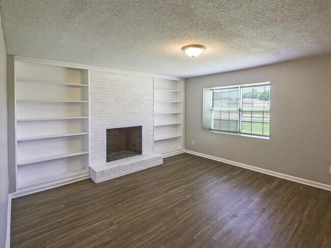 Foto del edificio - UPDATED 3 bed, 2.5 bath duplex on cul-de-s...