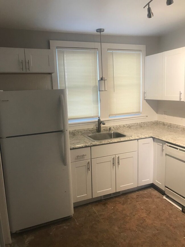 Building Photo - 8 Bedroom house w/ 3 bathrooms, 3 kitchens