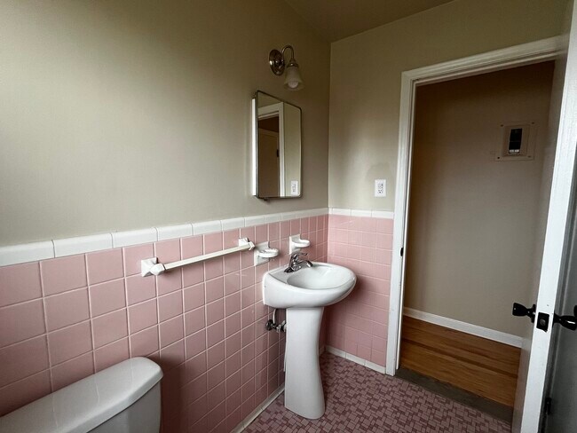 Baño - 16170 Regina Ave