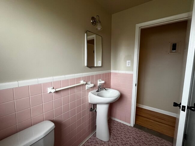 Bathroom - 16170 Regina Ave